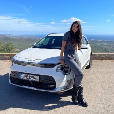 Linda Morselli posing on KIA.